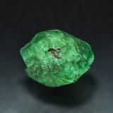 Spodumene (variety hiddenite)Mina Adams Hiddenite and Emerald, Condado Alexander, North Carolina, USA13 x 11 x 8 mm (Author: am mizunaka)