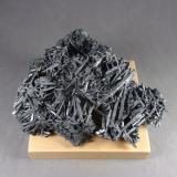 Estibina<br />Mina Montauto, Manciano, Provincia Grosseto, Toscana, Italia<br />10,2 x 7,8 x 4,5 cm. Cristal más grande 36 milímetros.<br /> (Autor: J. G. Alcolea)