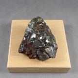 Tetraedrita-(Fe)Ciudad de Oruro, Provincia Cercado, Departamento Oruro, Bolivia4,4 x 4 x 2,6 cm. Cristal mayor 16  milímetros. (Autor: J. G. Alcolea)