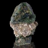 Microlite with Hafnon and lepidolite<br />Naipa Mine, Alto Ligonha pegmatite, Zambezia Province, Mozambique<br />4.5 x 3 x 2.5 cm / main crystal: 2.4 cm<br /> (Author: MIM Museum)