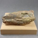 Bismutinita<br />Pegmatita Analamisakana, Comuna Marotandrano, Distrito Tsaratanàna, Región Betsiboka, Madagascar<br />7,9 x 3,4 x 1,7 cm.  132 g.<br /> (Autor: J. G. Alcolea)