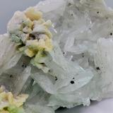 Barita, calcita, calcopirita y fluorita.<br />Mina Emilio, filón Obdulia, zona minera Caravia, La Rubiera, Loroñe, Colunga, Comarca de la Sidra, Principado de Asturias (Asturias), España<br />13x10 cm.<br /> (Autor: AntonioJesus)