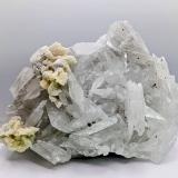 Barita, calcita, calcopirita y fluorita.<br />Mina Emilio, filón Obdulia, zona minera Caravia, La Rubiera, Loroñe, Colunga, Comarca de la Sidra, Principado de Asturias (Asturias), España<br />13x10 cm.<br /> (Autor: AntonioJesus)