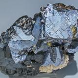 Galena con Esfalerita, Calcita, Tetrahedrita (Grupo) y CalcopiritaDalnegorsk, Distrito urbano Dalnegorsk, Primorsky Krai, Rusia11.7 × 9.7 × 8.3 cm (Autor: Jordi Fabre)