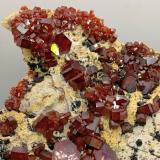 Vanadinita.<br />Aouli, distrito minero Mibladen, Mibladen, Midelt, Provincia Midelt, Región Drâa-Tafilalet, Marruecos<br />11x9 cm.<br /> (Autor: AntonioJesus)