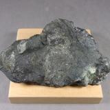 Cromita con Zaratita<br />Condado Lancaster, Pennsylvania, USA<br />10,2 x 5,9 x 3,9 cm.  244,1 g.<br /> (Autor: J. G. Alcolea)