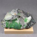 Cromita con Zaratita<br />Condado Lancaster, Pennsylvania, USA<br />10,2 x 5,9 x 3 cm. 244 g.<br /> (Autor: J. G. Alcolea)