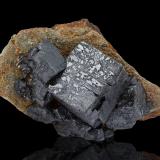 PerovskitaZlatoust, Chelyabinsk Oblast, Distrito Federal Ural, Rusia10.5 x 6.5 x 6 cm / Cristal principal: 4.5 cm (Autor: Museo MIM)