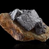 PerovskitaZlatoust, Chelyabinsk Oblast, Distrito Federal Ural, Rusia10.5 x 6.5 x 6 cm / Cristal principal: 4.5 cm (Autor: Museo MIM)