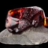 Esfalerita en DolomitaMina de Áliva (Mina Las Mánforas), zona minera Áliva, macizo Picos de Europa, Camaleño, Comarca Liébana, Cantabria, España10 x 6 x 7 cm / Cristal principal: 7.5 cm (Autor: Museo MIM)
