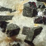 Galena, fluoritaMina Matagalls (Minas de Sant Marçal), Sant Marçal, Viladrau, Comarca Osona, Gerona / Girona, Cataluña / Catalunya, EspañaC. V. 1,5 x 1 cm (Autor: Frederic Varela)