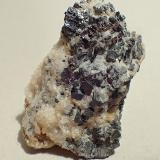 Galena, fluoritaMina Matagalls (Minas de Sant Marçal), Sant Marçal, Viladrau, Comarca Osona, Gerona / Girona, Cataluña / Catalunya, España4 x 2,9 x 2,5 cm (Autor: Frederic Varela)