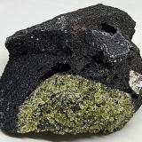 ForsteritaCampo volcánico de Santo Domingo, Mpio. Guadalcazar, San Luis Potosí, México90x80x50 mm. (Autor: Luis Edmundo Sánchez Roja)