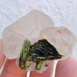 Calcita, Epidota<br />Jebel Masker, zona Imilchil, Tounfit, Provincia Khénifra, Región Beni Mellal-Khenifra, Marruecos<br />4,7 x 4,2 x 2,4 cm<br /> (Autor: carles)