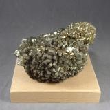 Marcasita<br />Shakespeare Cliff, Dover, Distrito Dover, Condado Kent, Inglaterra / Reino Unido<br />8 x 6 x 4,5  cm.  372,2 g. Cristal más grande 5 milímetros.<br /> (Autor: J. G. Alcolea)