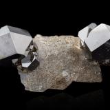 Carrollita en CalcitaKamoya, Distrito Kambove, Cinturón de cobre de Katanga, Katanga (Shaba), República Democrática del Congo (Zaire)7.5 x 3.5 x 2 cm / Cristal principal: 2.6 cm (Autor: Museo MIM)