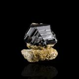 Casiterita con SideritaMinas da Panasqueira, Aldeia de São Francisco de Assis, Covilhã, Castelo Branco, Cova da Beira, Región Centro, Portugal2.5 x 3.5 x 2.5 cm / Cristal principal: 2.2 cm (Autor: Museo MIM)