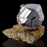 Casiterita con SideritaMinas da Panasqueira, Aldeia de São Francisco de Assis, Covilhã, Castelo Branco, Cova da Beira, Región Centro, Portugal2.5 x 3.5 x 2.5 cm / Cristal principal: 2.2 cm (Autor: Museo MIM)