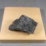 Rutilo (variedad rutilo niobífero)<br />Mina Diéresis, Puerto del Cabril, Hornachuelos, Comarca Valle Medio del Guadalquivir, Córdoba, Andalucía, España<br />5 × 3,1 × 2,9 cm.  80,3 g.<br /> (Autor: J. G. Alcolea)