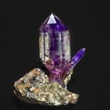 Quartz (variety amethyst)<br />Brandberg area, Erongo Region, Namibia<br />8.7 x 6.1 cm<br /> (Author: am mizunaka)