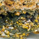 Wulfenita, mimetita y limonita.<br />Mina Ojuela, Mapimí, Municipio Mapimí, Durango, México<br />18 x 8 cm<br /> (Autor: AntonioJesus)