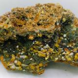 Wulfenita, mimetita y limonita.<br />Mina Ojuela, Mapimí, Municipio Mapimí, Durango, México<br />18 x 8 cm<br /> (Autor: AntonioJesus)