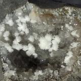 Strontianite, Calcite<br />Penarth Beach, Penarth, Municipality Vale of Glamorgan, Wales / United Kingdom<br />1,5 x 1,5 cm<br /> (Author: Volkmar Stingl)