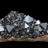 MagnetitaMina Tazna (Mina Tazna-Rosario), Cerro Tazna, Distrito Atocha-Quechisla, Provincia Nor Chichas, Departamento Potosí, Bolivia15 x 8.5 x 4.5 cm / Cristal principal: 2.3 cm (Autor: Museo MIM)