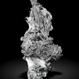 Allargentum en CalcitaBouismas Mine, Agdz, Bou Azzer mining district, Zagora Province, Drâa-Tafilalet Region, Morocco12 × 5.7 × 4.4 cm (Autor: Jordi Fabre)