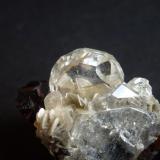 Berilo (variedad goshenita), Moscovita (Grupo Mica)Huya, Monte Xuebaoding, Pingwu, Prefectura Mianyang, Provincia Sichuan, China5 x 4 cm. la pieza,1 x 1 cm.. el cristal (Autor: javier ruiz martin)