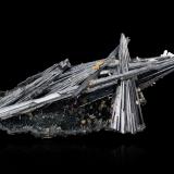 Kermesita con PääkkönenitaWenshan, Prefectura autónoma Wenshan, Provincia Yunnan, China14 x 5.5 x 4.5 cm / Cristal principal: 10.2 cm (Autor: Museo MIM)