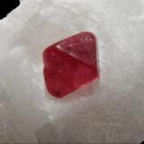 Spinel and CalciteMogok, Distrito Pyin-Oo-Lwin, Región Mandalay (Division Mandalay), Myanmar (Burma)2 mm x 2 mm x 1 mm (Author: Dany Mabillard)