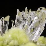 Creedita en Carlhintzeita<br />Zona minera Dachang, Qinglong, Prefectura Autónoma Qianxi'nan, Provincia Guizhou, China<br />cristal principal: 0.3 × 0.2 cm<br /> (Autor: Jordi Fabre)