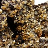 ArsendescloizitaErupción Mine (Ahumada Mine), Los Lamentos Mountain Range, Municipio Ahumada, Chihuahua, Mexico130x115x80 mm. (Autor: Luis Edmundo Sánchez Roja)