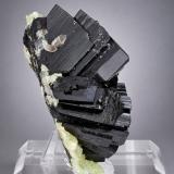 Babingtonita con PrehnitaBabingtonite occurrences, Qiaojia, Zhaotong Prefecture, Yunnan Province, Chinatamaño de la pieza: 9.8 × 6.8 × 4.5 cm / cristal principal: 5 × 4 cm (Autor: Jordi Fabre)