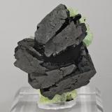 Babingtonita con PrehnitaBabingtonite occurrences, Qiaojia, Zhaotong Prefecture, Yunnan Province, Chinatamaño de la pieza: 9.8 × 6.8 × 4.5 cm / cristal principal: 5 × 4 cm (Autor: Jordi Fabre)