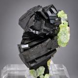 Babingtonita con PrehnitaBabingtonite occurrences, Qiaojia, Zhaotong Prefecture, Yunnan Province, Chinatamaño de la pieza: 9.8 × 6.8 × 4.5 cm / cristal principal: 5 × 4 cm (Autor: Jordi Fabre)