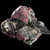 Eudialyte on AegirineKangerdluarsuk, Complejo Ilímaussaq, zona Narsaq, Kommuner Kujalleq, Sudoeste Groenlandia, Groenlandia, Dinamarca10 x 7 x 5 cm / main crystal: 4.2 cm (Author: MIM Museum)