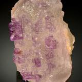 FluoriteMinas Lead Hill, Lead Hill, Cave-in-Rock, Subdistrito Cave-in-Rock, Condado Hardin, Illinois, USA7.9 x 6.9 x 4.3 cm (Author: Michael Shaw)