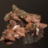 Calcite and Chalcopyrite on HematiteMina Pea Ridge, Sullivan, Condado Washington, Missouri, USA7.0 x 6.0 x 3.0 cm (Author: Michael Shaw)