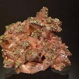 Calcite and Chalcopyrite on HematiteMina Pea Ridge, Sullivan, Condado Washington, Missouri, USA7.0 x 6.0 x 3.0 cm (Author: Michael Shaw)