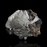 Alamosite with Melanotekite and PlumbotsumiteMina Tsumeb, Tsumeb, Región Otjikoto, Namibia5 x 3.5 x 4.5 cm / main crystal: 2.4 cm (Author: MIM Museum)