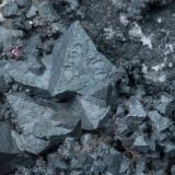 Acanthite with Siderite and Proustite<br />Imiter Mine, Jebel Saghro, Imiter District, Tinghir Province, Drâa-Tafilalet Region, Morocco<br />main crystal size: 1.5 × 1.1 cm<br /> (Author: Jordi Fabre)