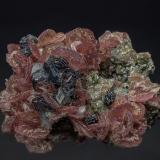 Rhodochrosite, Sphalerite, Bertrandite, Muscovite, PyriteMacizo Kounrad, Lago Balkhash, Distrito Balkhash, Región Karaganda, Kazajstán5.7 x 4.7 cm (Author: am mizunaka)