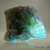 Anortita (variedad labradorita)<br />Cantera Norcross labradorite, Bokonaky, Comuna Maniry, Distrito Ampanihy, Región Sudoeste, Provincia Toliara (Tuléar), Madagascar<br />70 x 55 x 42 mm.<br /> (Autor: Rafael Galiana)