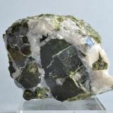 Epidota<br />Mina Aguablanca, Monesterio, Comarca Tentudía, Badajoz, Extremadura, España<br />8 x 5,8 x 4,3 cm<br /> (Autor: Raul S. Llorente)