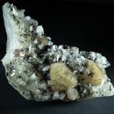 Scheelita, Calcita y Fluorita.Mina Yaogangxian, Yizhang, Prefectura Chenzhou, Provincia Hunan, China100x45 mm. (Autor: Jesus Franquesa Baucells)