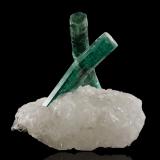 Beryl (variety emerald) on QuartzMina Kagem, Kafubu, Ndola, Distrito Ndola, Provincia del Cinturón de Cobre, Zambia14,0	x	8,5	x	11,5	cm (Author: MIM Museum)