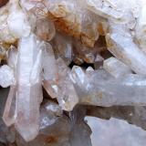 Cuarzo<br />Sierra de Aguas Vivas, Cáceres ciudad, Comarca de Cáceres, Cáceres, Extremadura, España<br />Cristales de hasta 3 cm. algunos de ellos biterminados<br /> (Autor: Cristalino)