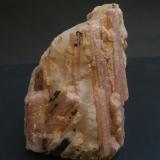 Elbaita (variedad rubelita)<br />Distrito Karibib, Región Erongo, Namibia<br />11 x 8 x 4 cm<br /> (Autor: Antonio Alcaide)